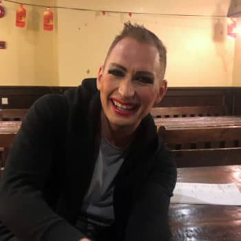 Huulikiiltoja, tekotissejä ja peruukkeja - niitä on drag-artisti Marko Vainion laukku pullollaan