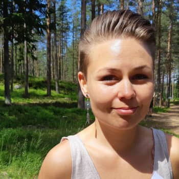 Guiden Jessica Kaunisranta berättar om utställningarna i Hangö frontmuseum
