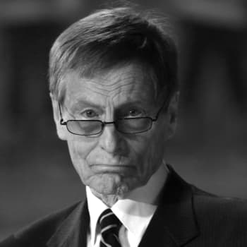 Edesmennyt kiekkolegenda Juhani Wahlsten muisteli uraansa Yle Puheen Jääkiekkokierroksella vuonna 2015