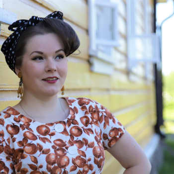 Kerttu "Kantri-Kerttu" Valkonen ihastutti musiikkitiedoillaan Radio Suomen Poppikoulussa