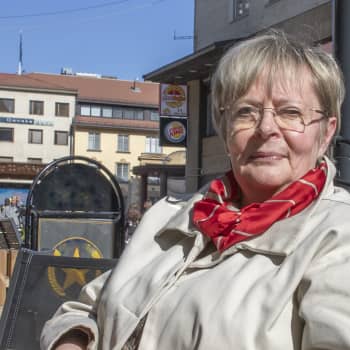 Sunnuntaivieraana 50 vuoden uran jälkeen politiikan jättävä europarlamentaarikko Liisa Jaakonsaari.