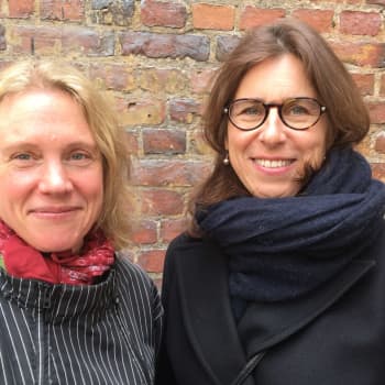 Teaterchefen och skådespelaren Åsa Salvesen provar på att gå på nya sätt