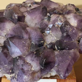 Mineraalievoluutio - kivien ja elämän vahva yhteys lisäsi mineraalien määrää tuhansilla