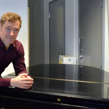 "Harmi, Paul McCartney oli tullut tänne katsomaan sinua. Wings lähtee kiertueelle ja tarvitsee kitaristin."