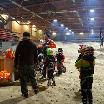 Jopa 5-vuotiaat kilpailevat motocrossissa - vanhemmat eivät saa lapsensa kautta toteuttaa omaa unelmaansa