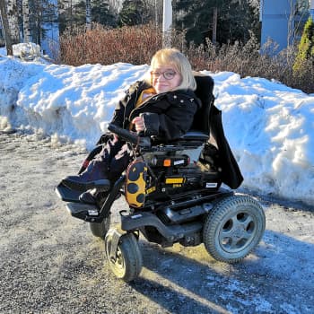 Pyörätuolissa istuvalle Anni Kyröläiselle talvi tarkoittaa kotiarestia