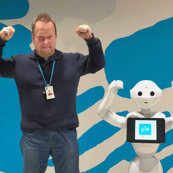 Kehityspäällikkö Jouni Frilander on Ylermi-robotin huoltaja
