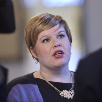 "Olen pahoillani niiden ihmisten puolesta, jotka jäivät nopean palvelun ulkopuolelle" - perhe- ja peruspalveluministeri Annika Saarikko puolusteli lääkärihelikopterin sijoituspaikkaa