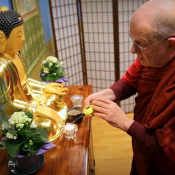 Mikael Niinimäki on suomalainen buddhalainen munkki, joka seuraa älypuhelimella uutisvirtaa ja siteeraa muumeja