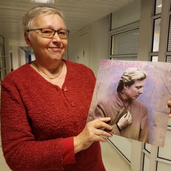 Yhteisestä junamatkasta se alkoi - Kuuntele Anita Sirenteen oman elämän rakkaustarina