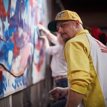 Graffitimaalari Hende Nieminen parantaa maailmaa maalipurkki kädessään