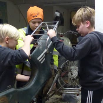 Tenalaungdomarna skruvar, blästrar och stortrivs med de äldre "gubbarna" i mopoklubben Racerborg