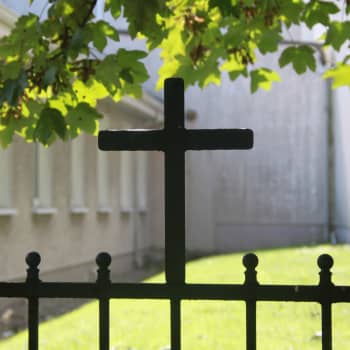 Det är livsfarligt att vara barn - aborter, adoptioner och mördande nunnor