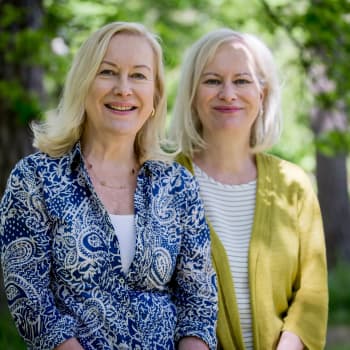 Lastenkirjailijat Sinikka ja Tiina Nopola ruotivat sisaruutta ja 60-lukua: “Olenko minä joku yksilö? Enemmänkin kaksilo”