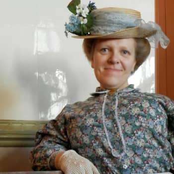 Kaisa Viitalan arki on varovaista kaatumisten välttelyä, mutta teksteissään hän matkaan 1900-luvun alun Skotlantii