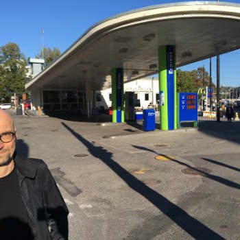 Huoltoasemien arkkitehtuuri on yhdenmukaistunut - arkkitehti kiinnostui, miltä Suomen bensikset näyttävät
