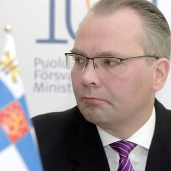 Tyhmäksi tekeytyminen ei ole ministerin arvovallalle sopivaa käytöstä