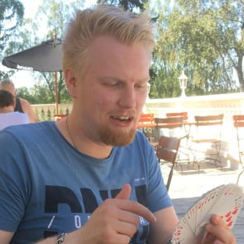 Taikuri tarvitsee supliikin ja sorminäppäryyden lisäksi myös kohtalokkaan ilmeen ja siistin puvun