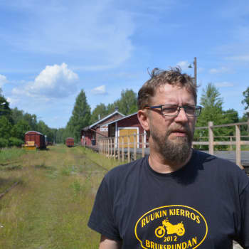 Pendlarna Linnéa Nystedt och Niklas Montonen om järnvägsplaner i Östnyland