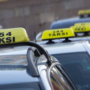 Taksilaki muuttui ja Uber tekee paluun - mitä kyytipalvelu tavoittelee Suomessa?