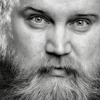 Peter Lindholm teki mystisestä Gösta Sundqvistista musiikillisen draaman Radio Suomeen
