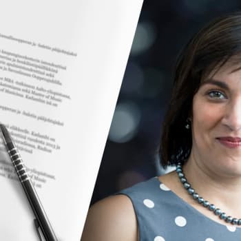 Gita Kadambi johtaa heleästi nauraen