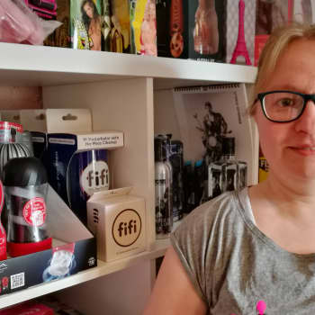 Radio Suomen Ilta: "Lelukuningatar" Satu Laitinen: Seksilelu on kiva juttu myös miehelle