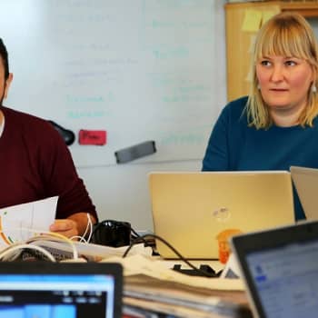 YLE Helsinki: Noin viikon studion Eeva Vekki on tottunut saamaan ympärillä olevat ihmiset nauramaan – ”mille tahansa saa ja pitää nauraa”