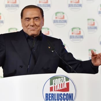 Ykkösaamu: Corbyn kaivaa rusinoita pullasta ja Berlusconi hurmaa Italiassa. Miten Italian vaalit ja brexit näyttäytyvät EU-vinkkelistä?