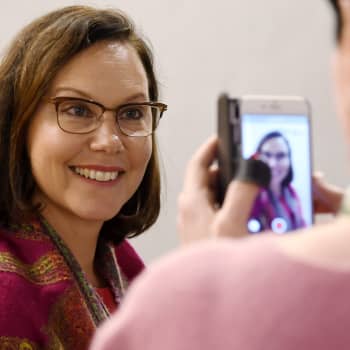 Ykkösaamu: Ministeri Anne-Mari Virolainen: Jos on jo korkea sopeutumiseläke ja tekee bisneksiä päälle, vaikuttaa se aika epäilyttävältä