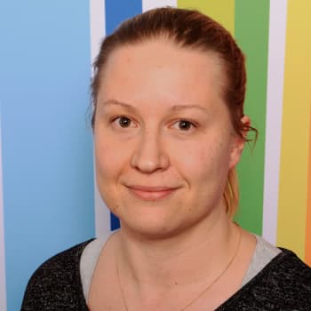 Sanna Vainio jumppaa kotona kahdella 14 kilon elävällä puntilla