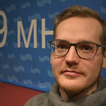 Radio Suomi Lahti: Palkitun korumuotoilijan työ on arkista puurtamista – Lauri Eno ei myy korujaan korulauseilla