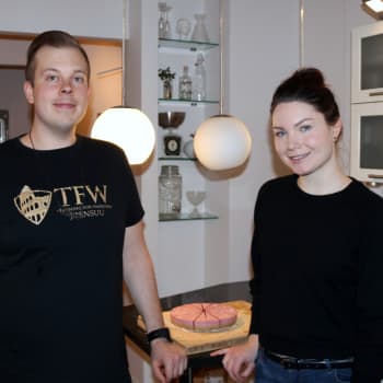 YLE Pohjois-Karjala: Emmi Hirvonen ja Tony Moisio valmistavat kovassa nosteessa olevia raakakakkuja