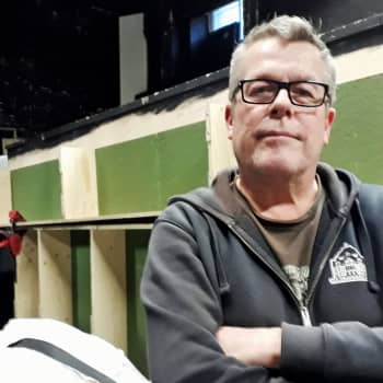 Radio Suomesta poimittuja: Valokeilan takana: Näyttämömestari Toni Lampela on esityksen monitoimimies