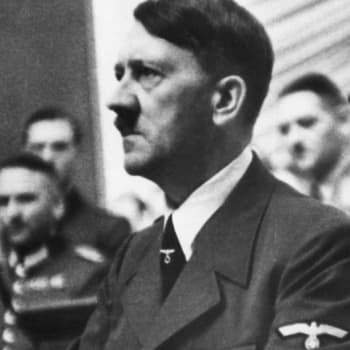 12 diktaattoria: Hitlerin ja Stalinin jalanjäljissä sankarista sadistiksi