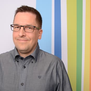Radio Suomen Ilta: Tuomas Marjamäki tuntee suomalaisen sketsiviihteen sankarit