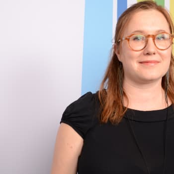 Radio Suomen Ilta: Ohjaaja Anna Dahlman: Vitsin olemus pitää kirkastaa ihan timantiksi ja ylimääräiset karsia pois