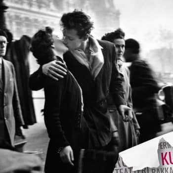 Maailman kuuluisimman suutelukuvan ottaja, Robert Doisneau, taltio kuvissaan Pariisin arjen
