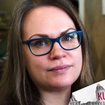Kultakuume: Runoilija Sirpa Kyyrönen kirjoittaa äitiydestä ja naiseudesta