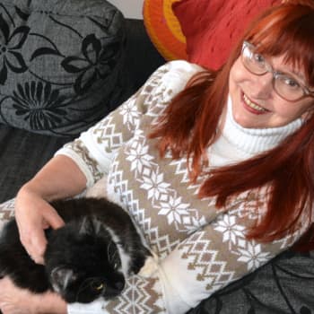 Sunnuntaivieras: Kunniamerkillä palkittu äiti Saimi Anias kannustaa äitejä olemaan omia itsejään