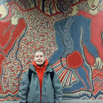 Puheen Iltapäivä: Tykkään käyttää viivaa - ehkä olen enemmän piirtäjä kuin maalari, pohtii kuvataiteilija Viva Granlund töidensä äärellä