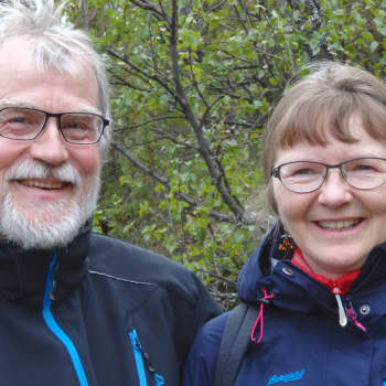 Metsäradio.: Retkeilevän pariskunnan vuodenkierto