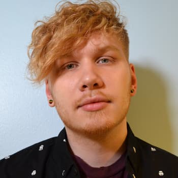 Puheen Iltapäivä: Uuden sukupolven pop-artisti Aleksanteri Hakaniemi luonnehtii musiikkiaan “poppimuskeliksi”