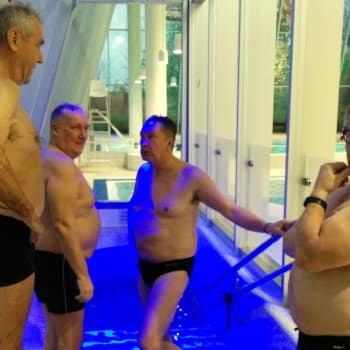 YLE Helsinki: Vesipedot pääsivät takaisin altaaseen - Mäkelänrinteen vakioseurue nautti uusista löylyistä