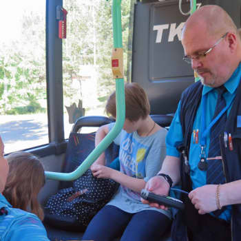 Radio Suomi Tampere: Lipuntarkastajien eka työpäivä Tampereella: leppoisampaa kuin Helsingissä