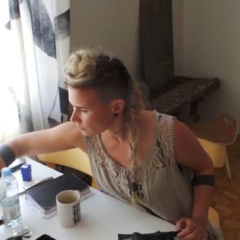 Sunnuntaivieras: Hullu porilainen muija Jenni Ahtiainen hurmannut maailman rockdiivat