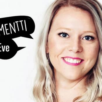 YleX Etusivu: Mieskolmikko haistatattelee YleX:n toimittajalle Rajat kiinni -mielenilmauksessa