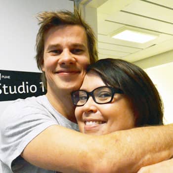 Puheen Iltapäivä: Yllätysvierailu studioon: Salkkari-tähti yllätti iltapäivän juontajan