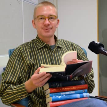 Lukuhaaste: Kirja tuo valoa pimeään