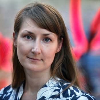Viikon kirja: Kirjailija Emmi Itäranta ja romaani Kudottujen kujien kaupunki